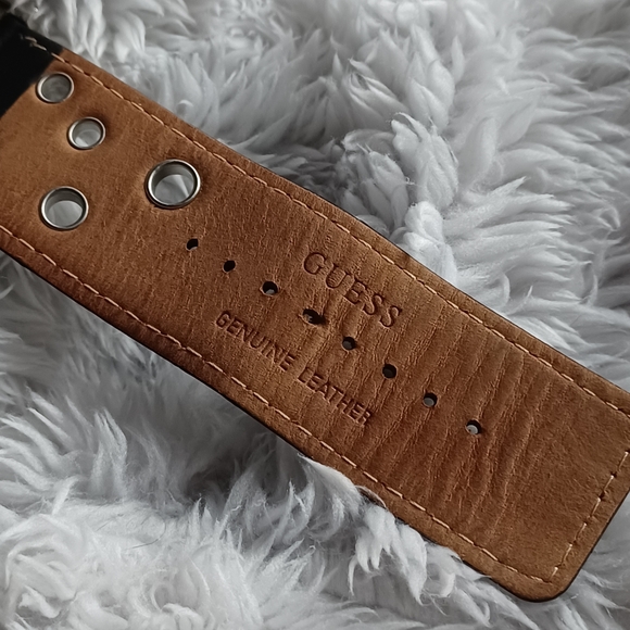 Woman's Guess Watch - Picture 12 of 16
